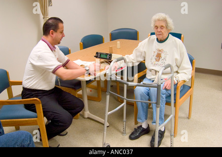 Senior Female réhabilite après avoir subi un accident vasculaire cérébral Banque D'Images