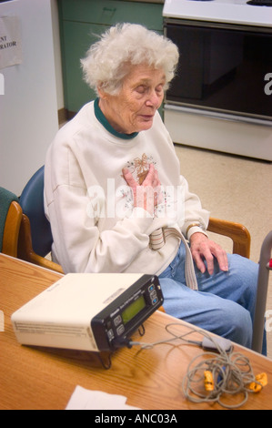 Senior Female réhabilite après avoir subi un accident vasculaire cérébral Banque D'Images