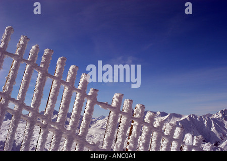 La neige et la glace couverte clôture à haute altitude avec montagnes en arrière-plan Banque D'Images