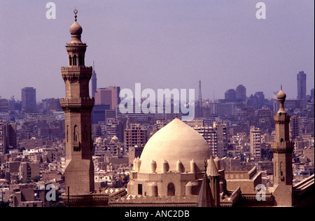 Dome et les minarets d'Mosque-Madrassa du Sultan Hassan situé au Caire Egypte Banque D'Images