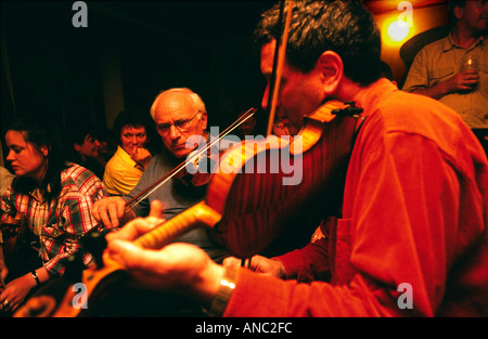 Les musiciens irlandais dans un pub appelé the Clew Bay sur l'île de l'ouest du comté de Mayo en Irlande. Festival connu sous le nom d'Irish Scoil Acla. Banque D'Images