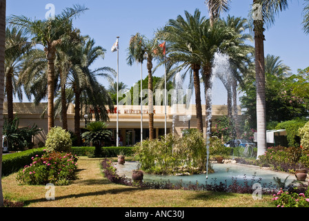 Égypte - approche au Movenpick Jolie Ville Hotel sur l'Île Crocodile Luxor Banque D'Images