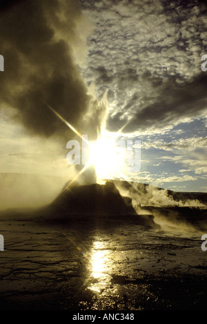 M00123 tif Château Geyser et le lever du soleil le Parc National de Yellowstone au Wyoming Banque D'Images