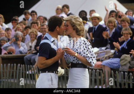 Prince Charles baisers Princess Diana 1985 Polo KISS, Windsor Great Park 1980s UK il jouait pour la légendaire équipe les Diables Bleus.HOMER SYKES Banque D'Images