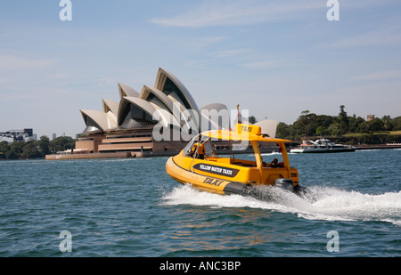 Le port de Sydney water taxi jaune près de l'Opéra de Sydney. Banque D'Images