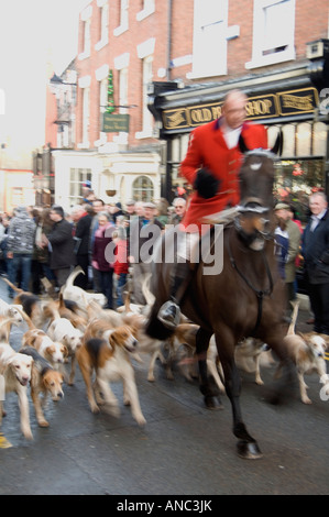 Maître de Fox Hounds mène le traditionnel Boxing day traquer ville rurale Street North Herefordshire Banque D'Images