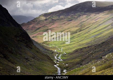 La B5289 et Gatesgarthdale Beck serpentant à travers Honister Pass de la Petite Venise dans le Lake District, UK. Banque D'Images