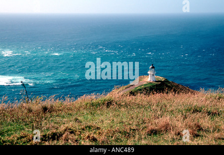 Phare du cap Reinga au-dessus de point de rencontre entre la mer de Tasman et l'océan Pacifique Île du Nord Nouvelle-zélande Banque D'Images