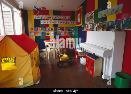 Piano laqué blanc et tissu jaune playhouse à 70 salle de jeux pour enfants Banque D'Images