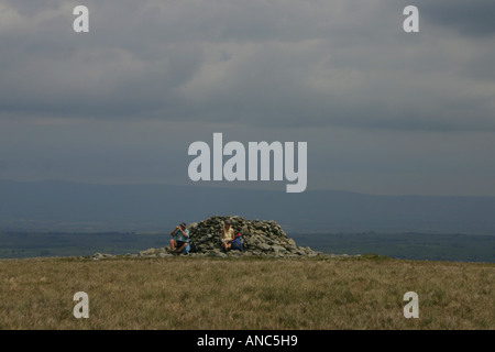 Un couple au sommet d'Armoy Pike Swindale ci-dessus dans l'Est de la lande du Lake District, Cumbria, Angleterre Banque D'Images