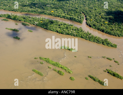 Vue aérienne d'une rivière boueuse et forêt inondée dans le Parc National Iguaçu Paraná, Brésil, Banque D'Images