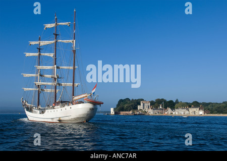 Tall Ship Sailing Artemis sur le port de Poole, Dorset, UK Banque D'Images