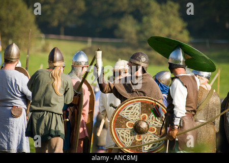 Le Roi Harold s soldats lors d'une accalmie au cours de la bataille de Hastings re Adoption 2007 Banque D'Images