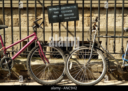 Cycles en Angleterre Oxford UK. Randonnée à Vélo Un mode de transport autour de cette célèbre ville. Série pour vélos coffre Banque D'Images