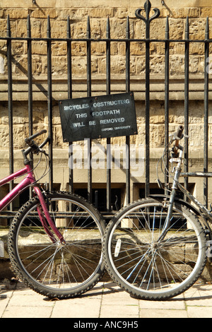 Cycles en Angleterre Oxford UK. Randonnée à Vélo Un mode de transport autour de cette célèbre ville. Série pour vélos coffre Banque D'Images