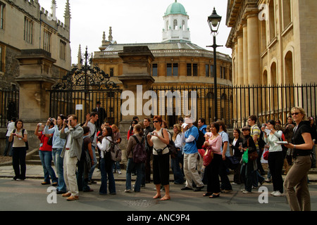 Le Sheldonian Theatre dans la ville d'Oxford, Angleterre, Royaume-Uni. Les touristes en visite guidée. Banque D'Images