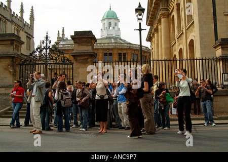 Le Sheldonian Theatre dans la ville d'Oxford, Angleterre, Royaume-Uni. Les touristes en visite guidée. Banque D'Images