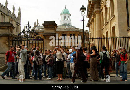 Le Sheldonian Theatre dans la ville d'Oxford, Angleterre, Royaume-Uni. Les touristes en visite guidée. Banque D'Images