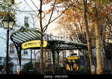 Entrée Art Nouveau du métro de la Place des Abbesses à Montmartre Paris France Banque D'Images