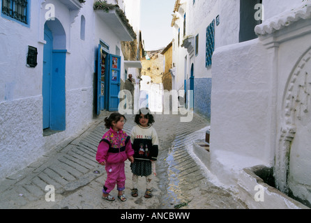 Enfants à la Medina Maroc Chechaouen Banque D'Images