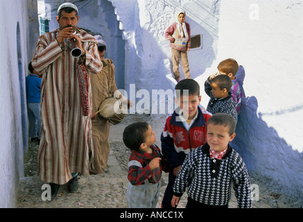 Musiciens portant des djellabas et des enfants à Medina Chechaouen Maroc Banque D'Images