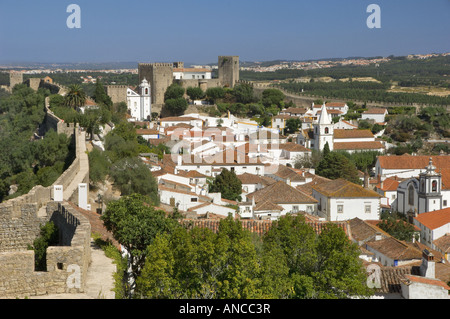 Le Portugal, Estremadura, Obidos. Vue sur la cité médiévale et la Pousada depuis les remparts Banque D'Images