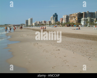 Afficher le long de plage de San Juan Playa vers Alicante, Communauté Valencienne, Espagne Banque D'Images