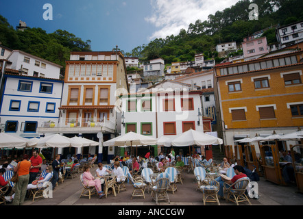 Les touristes manger dehors sur les terrasses de restaurants en Cudillero Banque D'Images