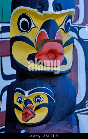 L 'Dzunukwa femme sauvage de la forêt' Totem par Mugo Martin dans Thunderbird Park Victoria Banque D'Images