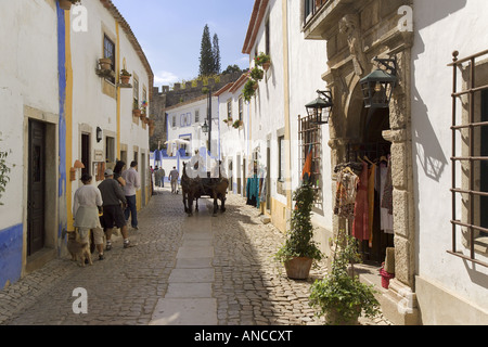 La région de l'Estremadura Portugal Óbidos rue pavée, à l'intérieur de la ville médiévale fortifiée Banque D'Images