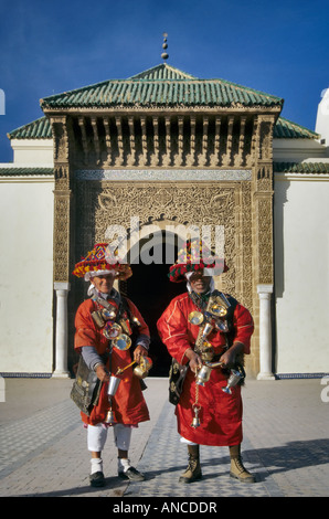 Les vendeurs d'eau à l'entrée du mausolée Moulay Ismail Meknes Maroc Banque D'Images