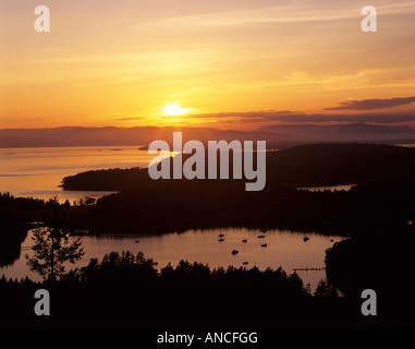 WA, San Juan Island, Garrison Bay et du détroit de Haro de jeunes Hill au coucher du soleil Banque D'Images