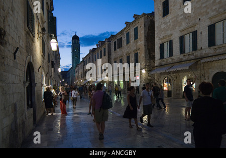 Coucher du soleil sur la rue principale de Dubrovnik Banque D'Images