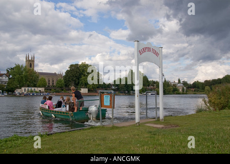 Le ferry à Molesey au Hampton sur la Tamise Banque D'Images