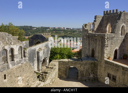 Le Portugal, Estremadura, Leiria, le château du 14ème siècle et les ruines de l'église gothique de Santa Maria da Pena Banque D'Images