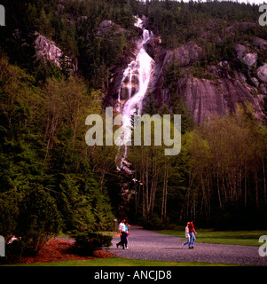 Les gens de la randonnée dans le parc provincial Chutes Shannon près de Squamish en Colombie-Britannique, Canada Banque D'Images