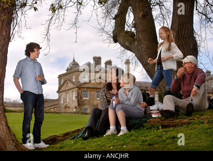 Une famille pique-niquer DANS LE PARC DE BOWOOD HOUSE WILTSHIRE, UK Banque D'Images