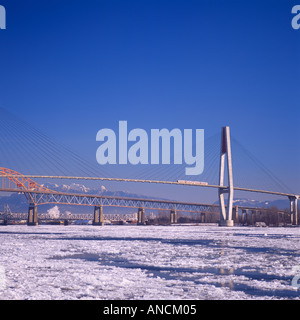 Les ponts sur la rivière Fraser, New Westminster à Surrey, BC, en Colombie-Britannique, Canada - SkyBridge, pont Pattullo, glaces en dérive Banque D'Images