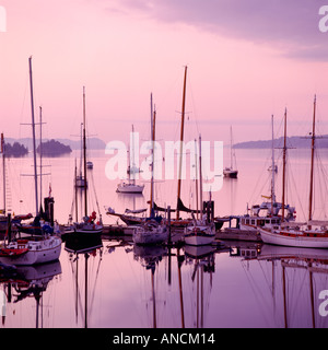 Voiliers amarrés au lever du soleil dans le port de la ville de Ganges sur l'île Saltspring, en Colombie-Britannique, Canada Banque D'Images