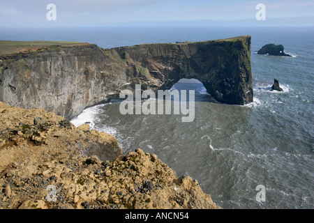 Falaises basaltiques Islande Dyrholaey Banque D'Images