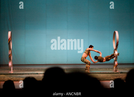 Acrobat Acrobat un autre tirant dans des anneaux, théâtre de Chaoyang, Banque D'Images