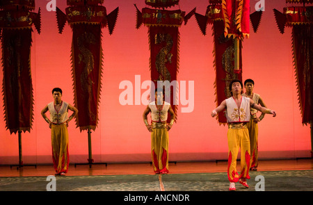 Les acrobates chinois au théâtre de Chaoyang, Beijing, Chine Banque D'Images