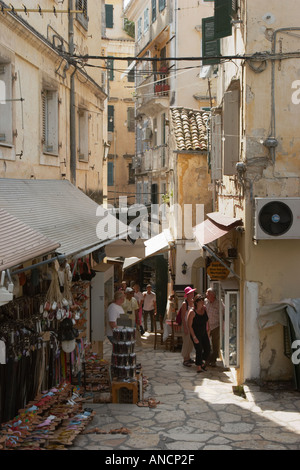Ruelle typique dans la vieille ville de Kerkyra. Corfou, Grèce. Banque D'Images