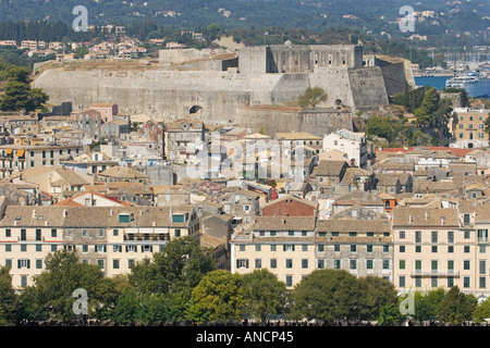 Vue surélevée sur les maisons vénitiennes et la nouvelle forteresse dans la vieille ville de Kerkyra. Île de Corfou, Grèce. Banque D'Images