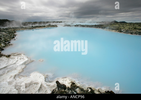Les dépôts de silice bassins de refroidissement au Blue Lagoon Geothermal Power Plant Banque D'Images