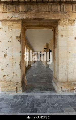 Passage dans la colonnade. Palais de Saint-Michel et Saint-Georges à Kerkyra ville. Corfou, Grèce. Banque D'Images