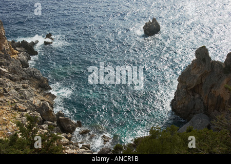 Plage de rochers à proximité de l'île de Corfou Paleokastritsa Grèce Banque D'Images
