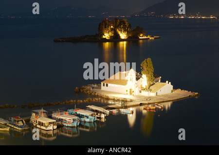 L'Vlachernes, église du 17ème siècle et le monastère est éclairée la nuit. L'île de Corfou, Grèce. Banque D'Images