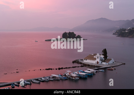 Monastère de Vlachernes et de Pontikonisi islet au lever du soleil. L'île de Corfou, Grèce. Banque D'Images