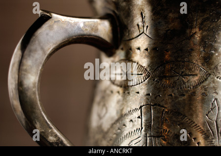 Vintage Antique silver tankard close up avec un motif décoratif sur elle Banque D'Images